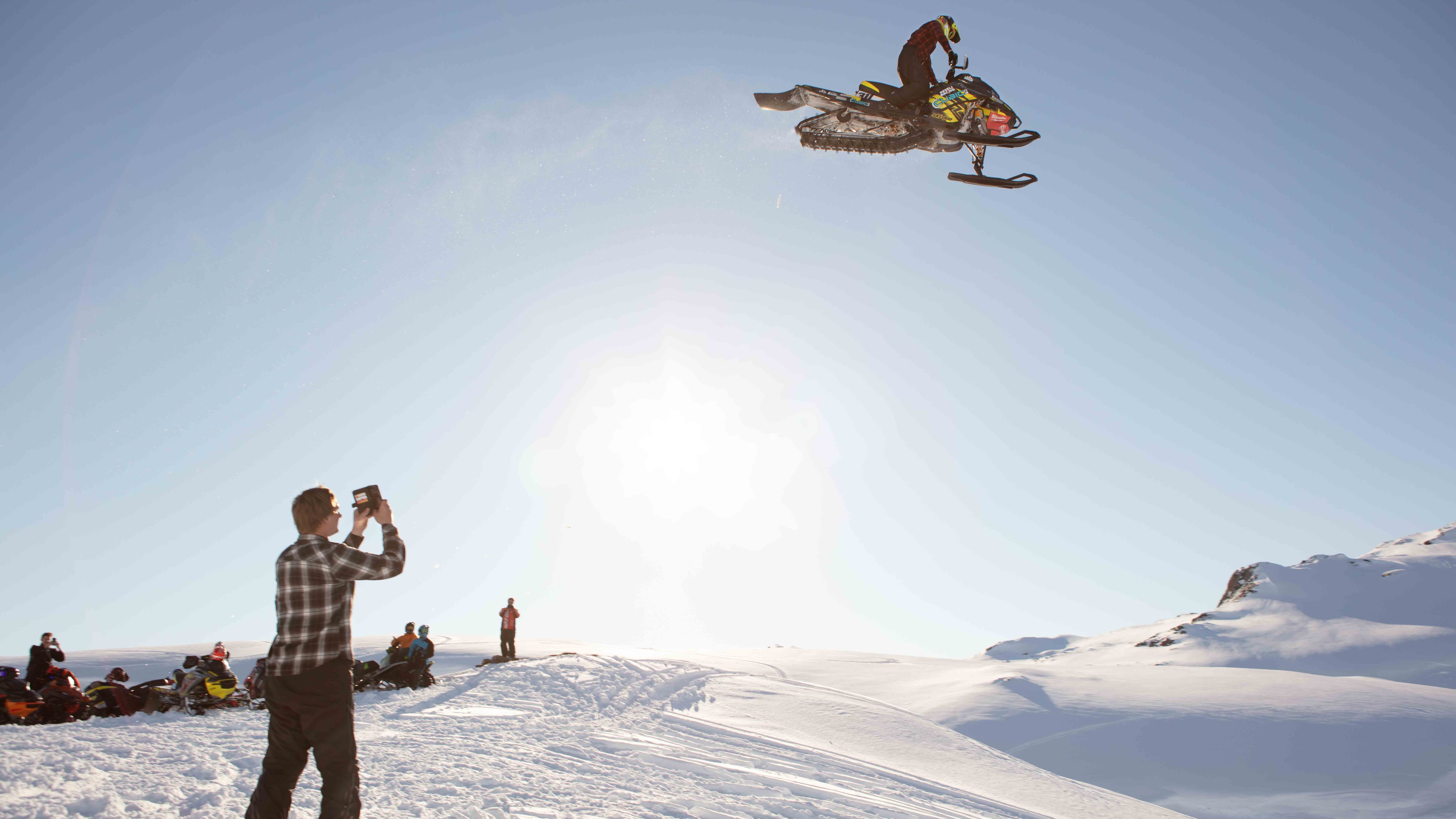 Adam Renheim tekee isoa hyppyä Ski-Doo RS -moottorikelkalla
