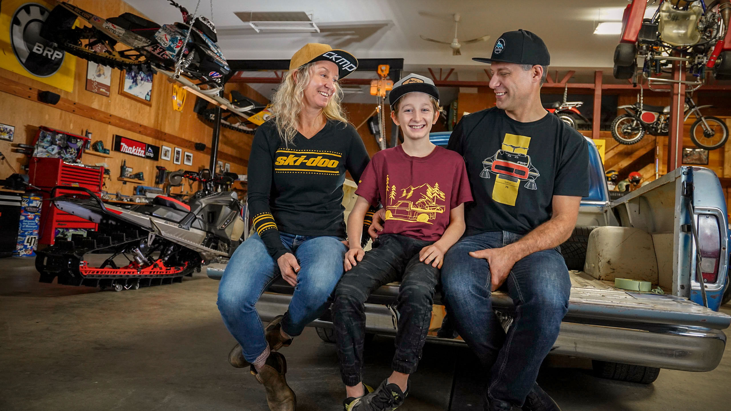 Ski-Doo Ambassadeur Ski-Doo Carl Kuster dans son garage avec sa femme et son fils