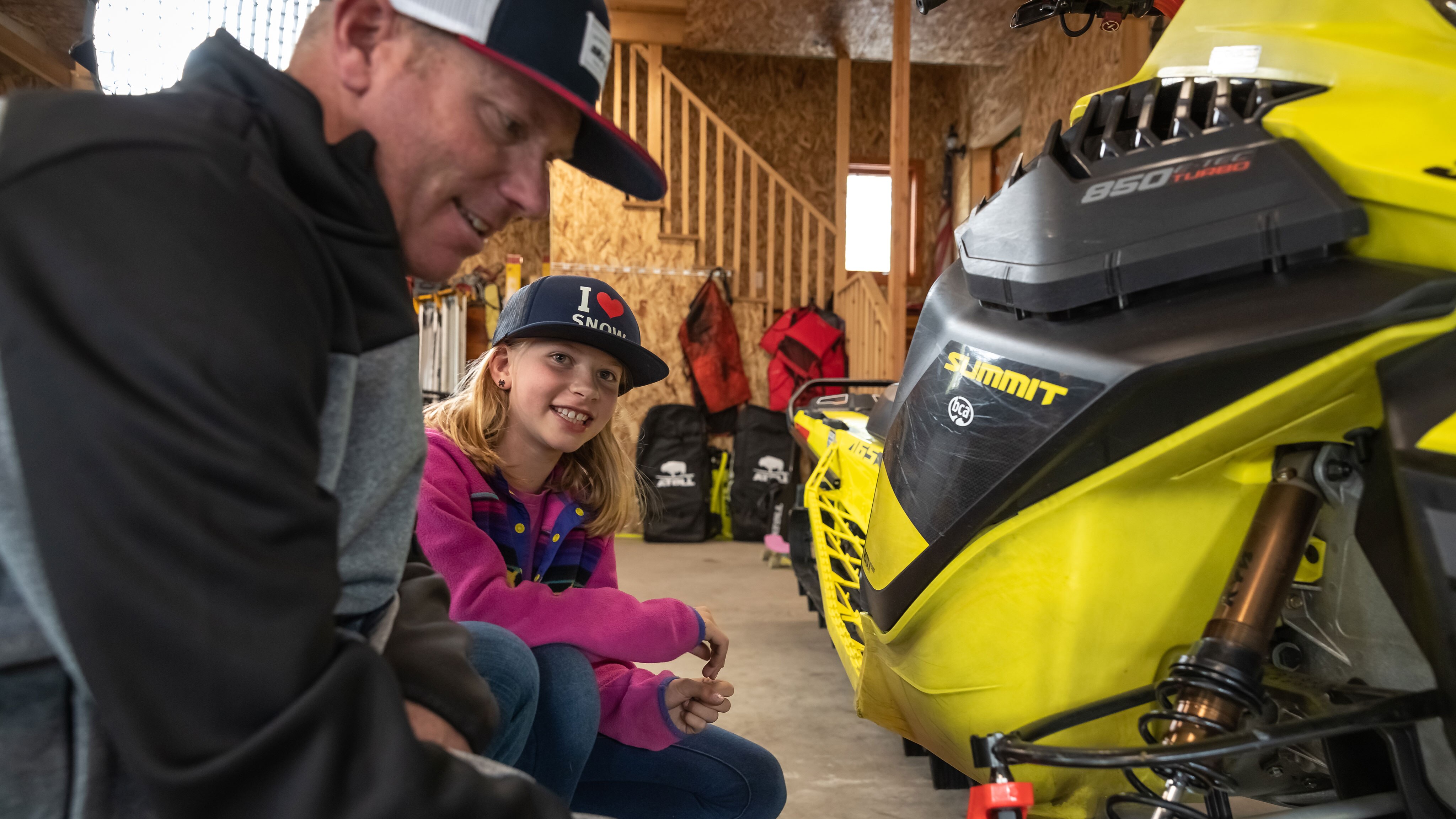 Ambassadeur Ski-Doo Jeremy Mercier transmettant sa passion pour la motoneige à sa fille