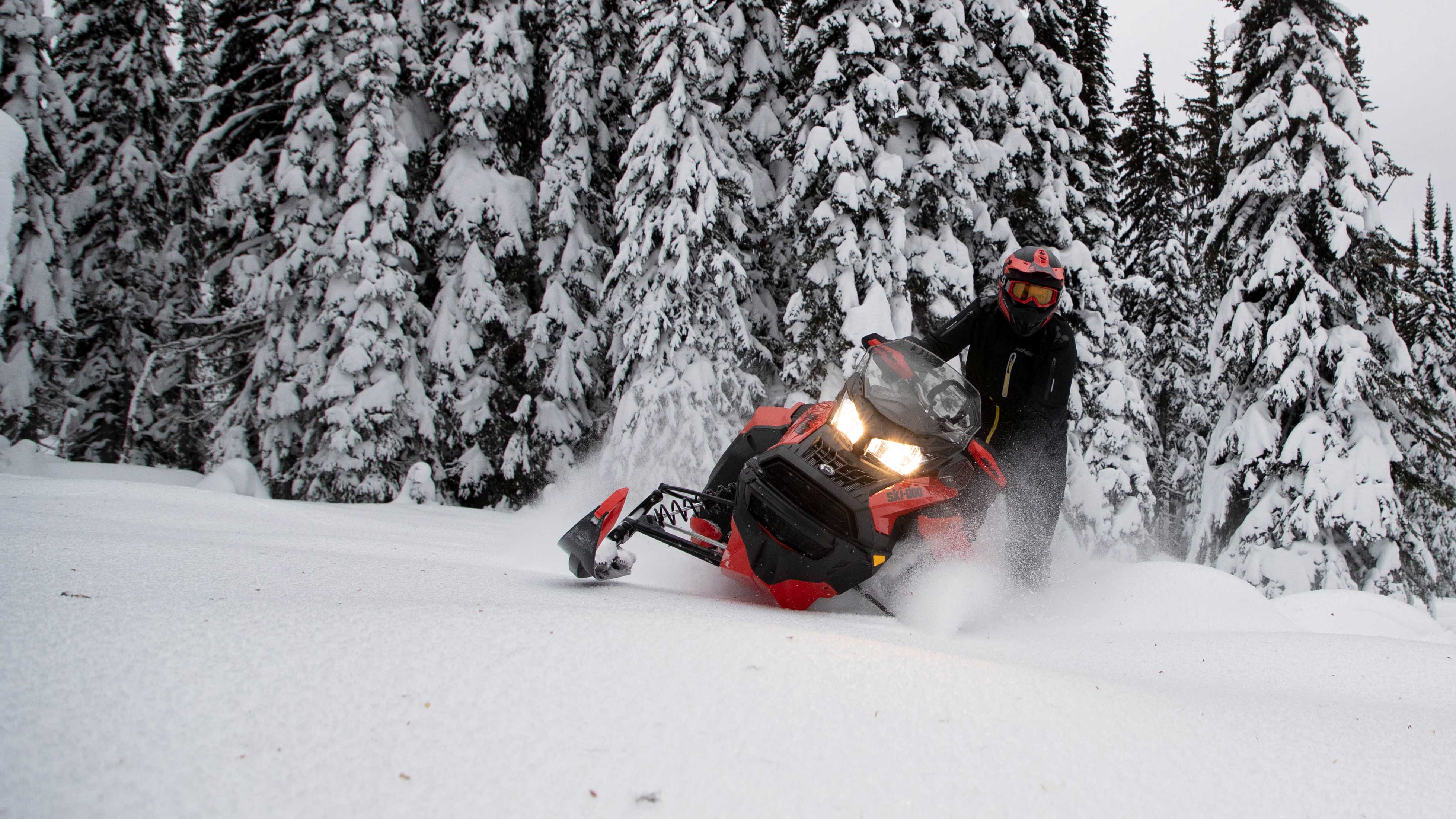 Rider enjoying Deep-Snow with a Ski-Doo Expedition Xtreme