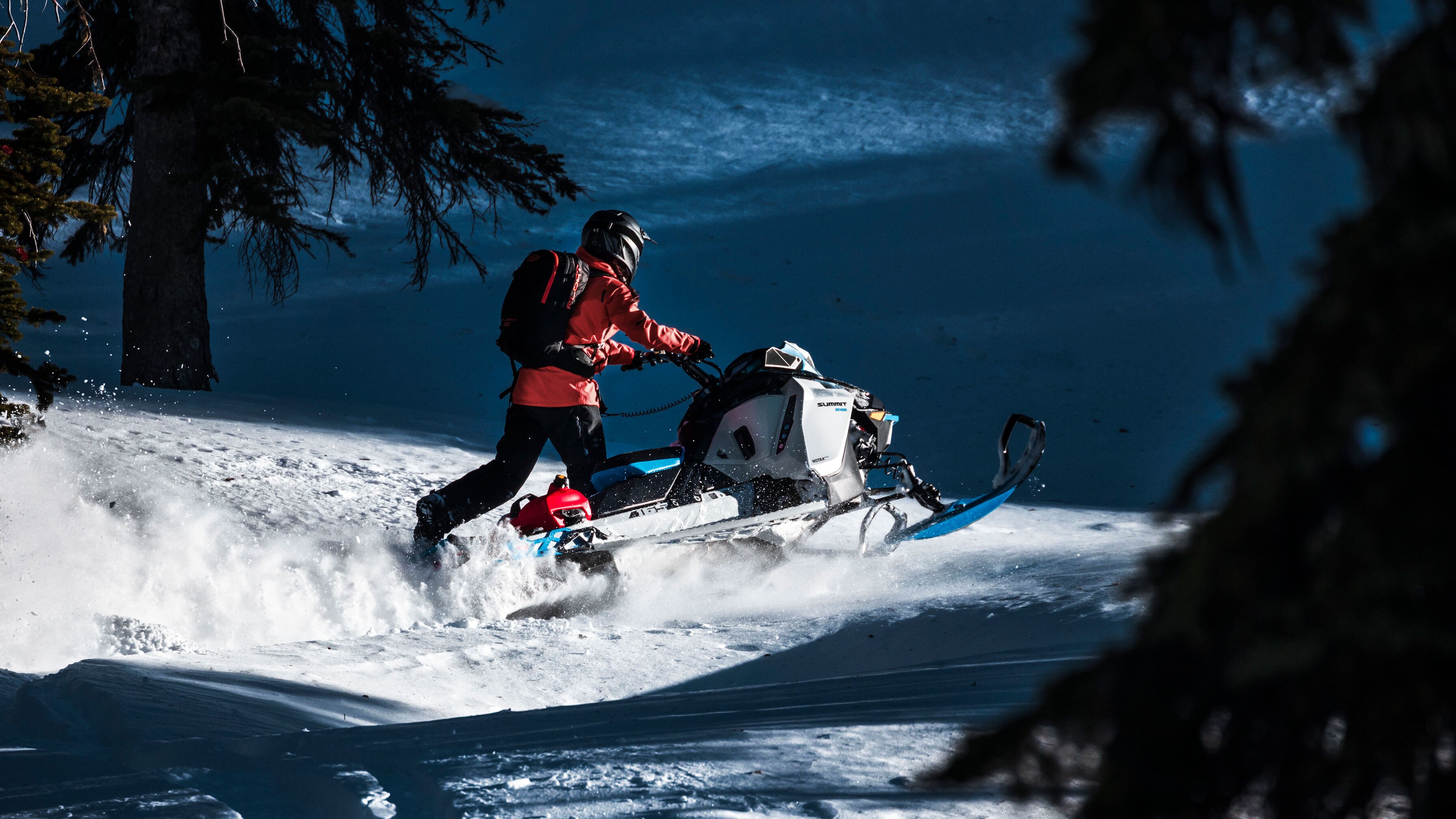 Homme qui conduit son Ski-Doo Summit 2022
