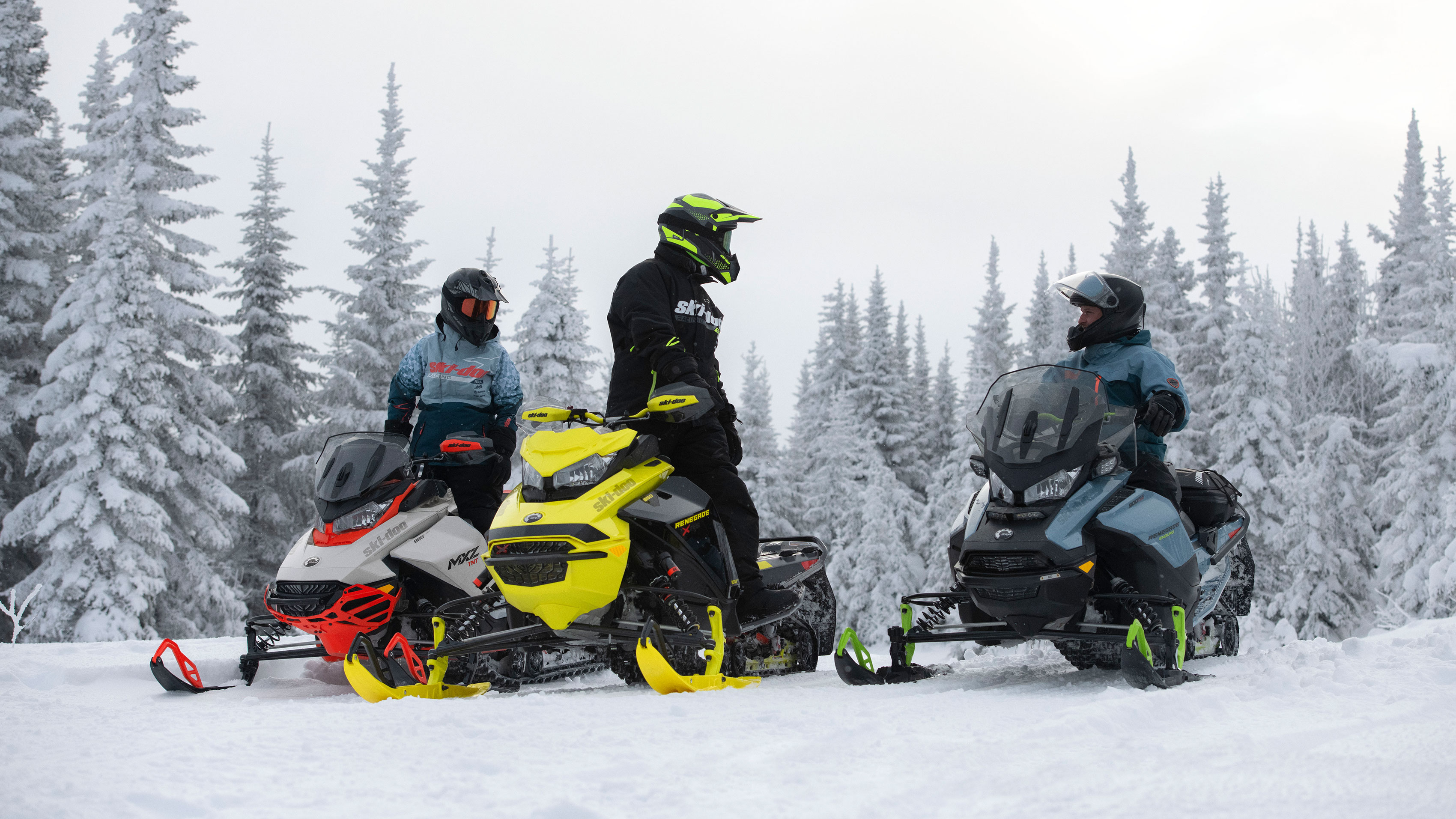 3 motoneigiste discutant lors d'une balade en Ski-Doo