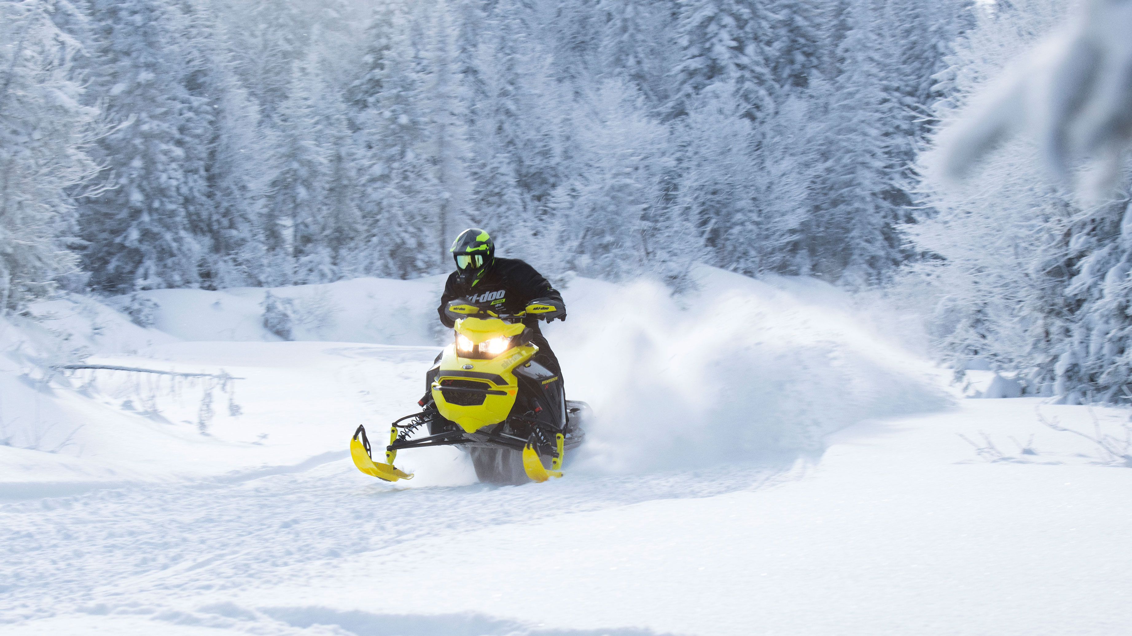 新型スキードゥーレネゲードに雪道で乗る男性