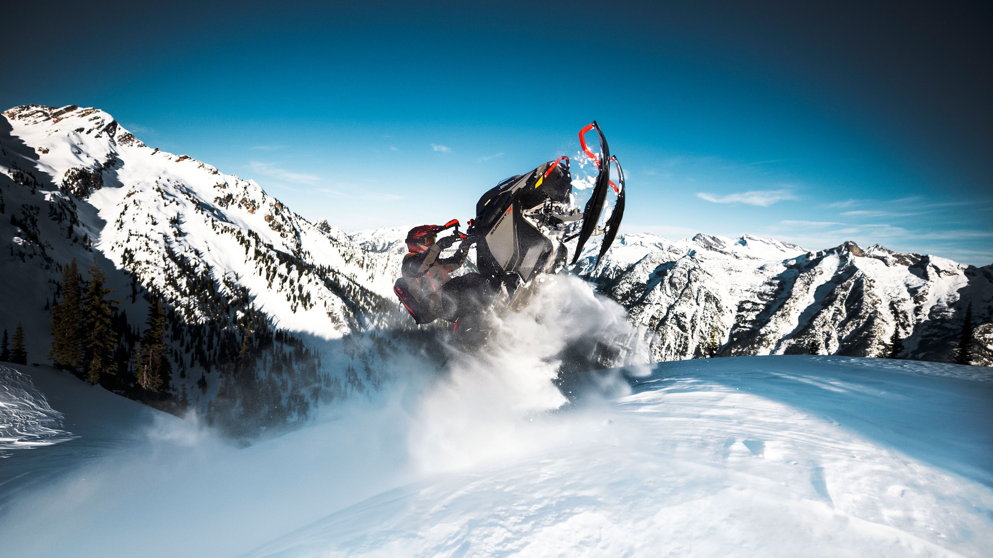 深雪の中でジャンプをするSki-Doo Summit