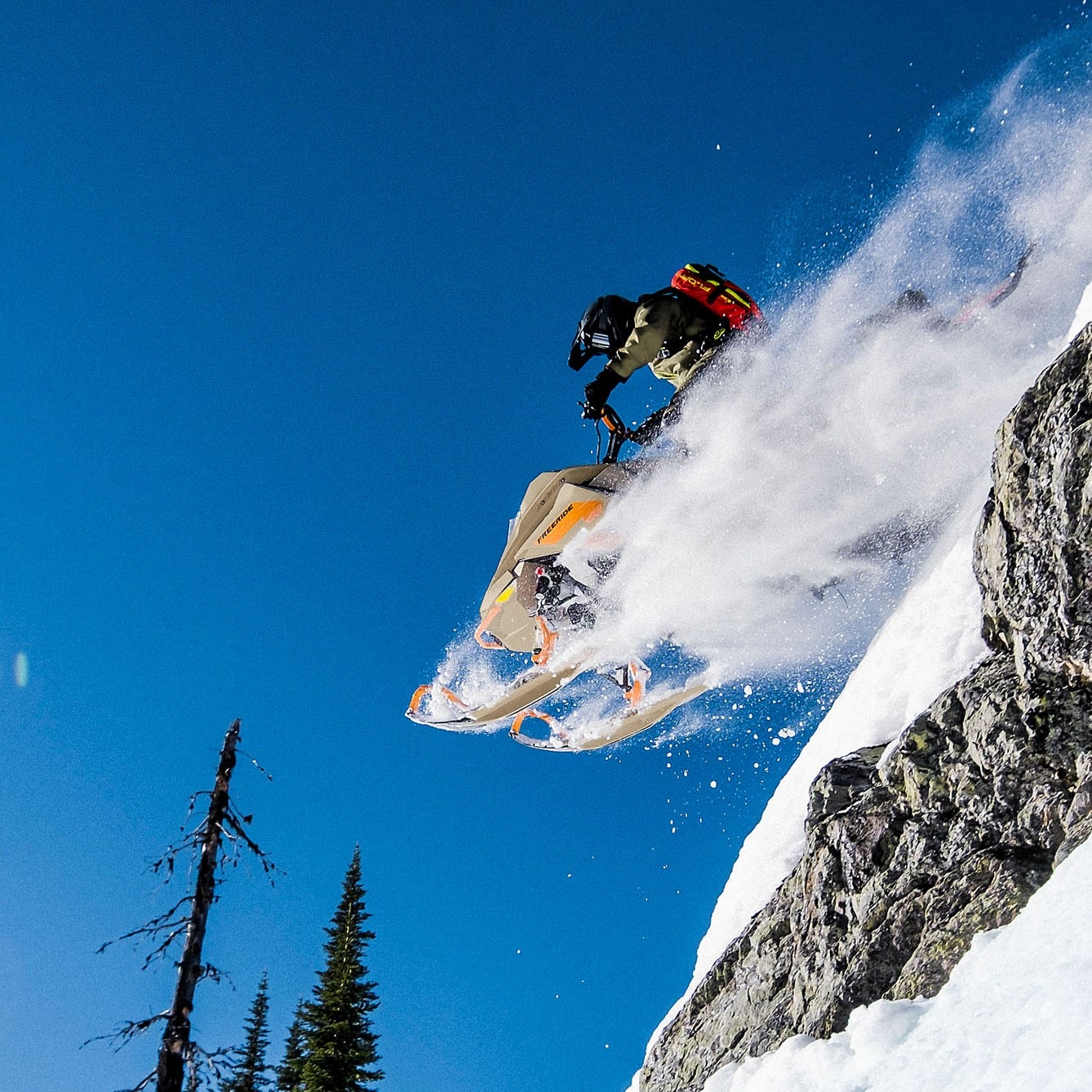 Ski-Doo Freeride 2022 saute dans la neige poudreuse