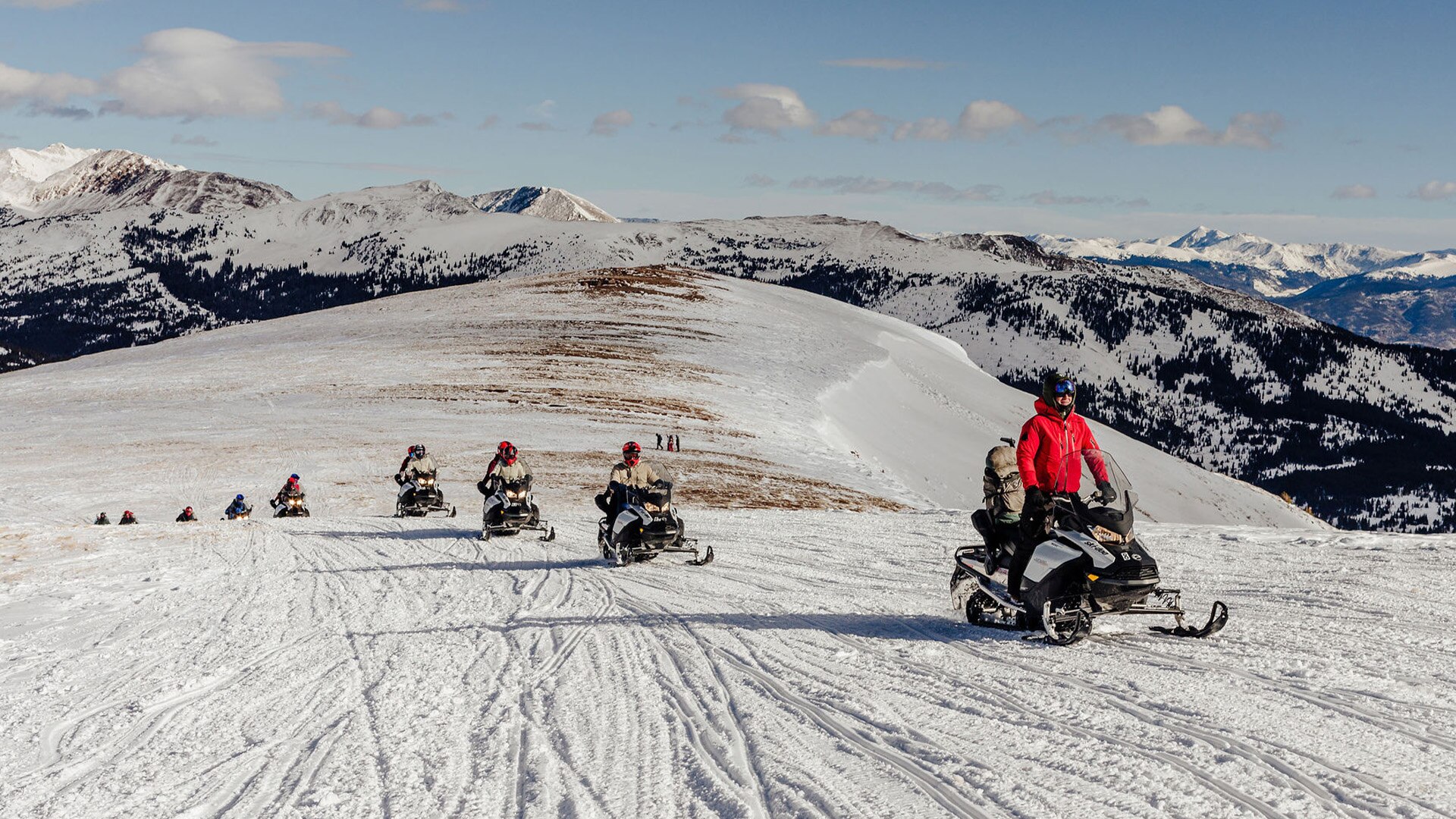 Groupe de motoneigistes Ski-Doo suivant un guide