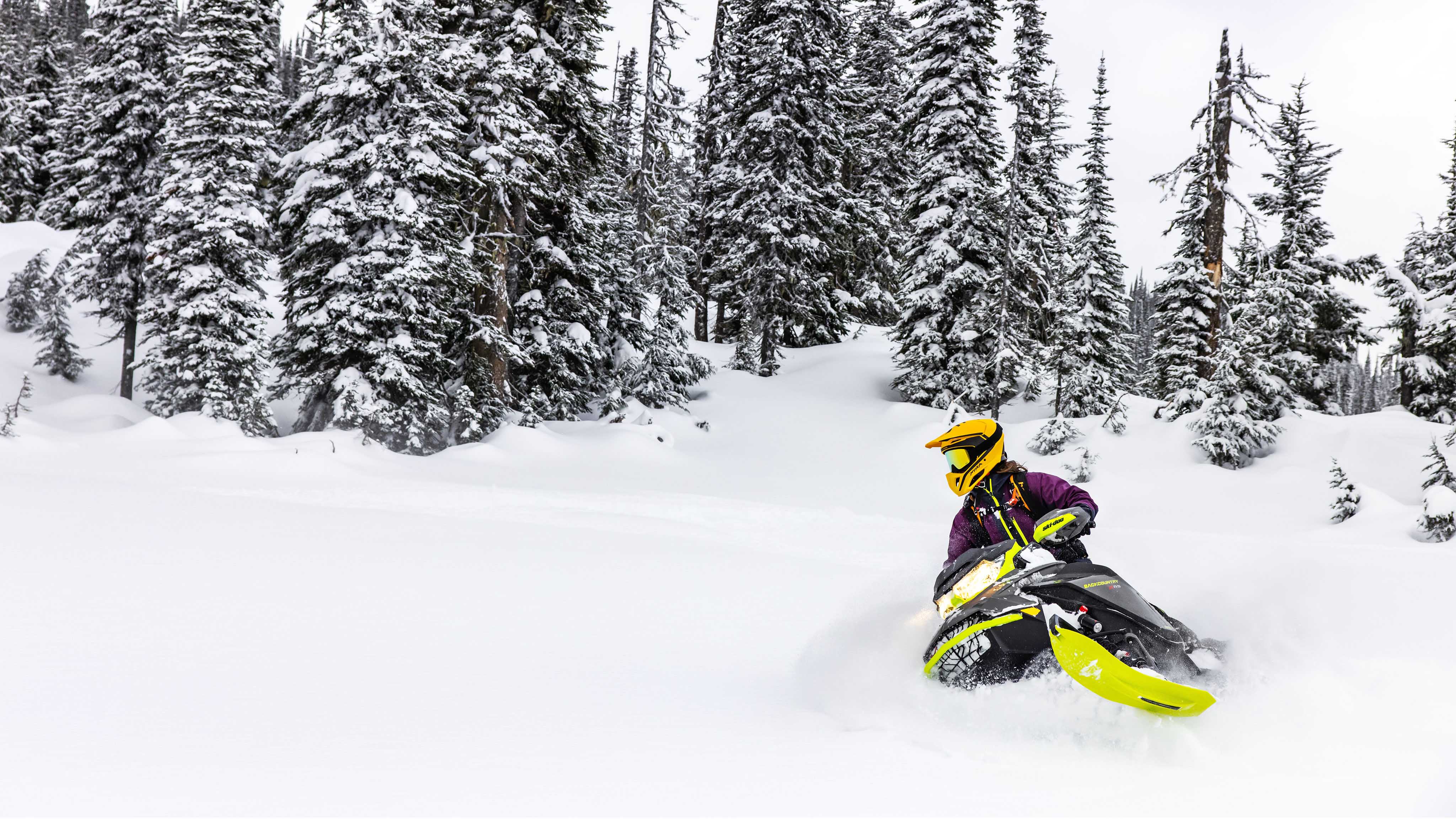 Femme en motoneige avec son Ski-Doo Backcountry 2023