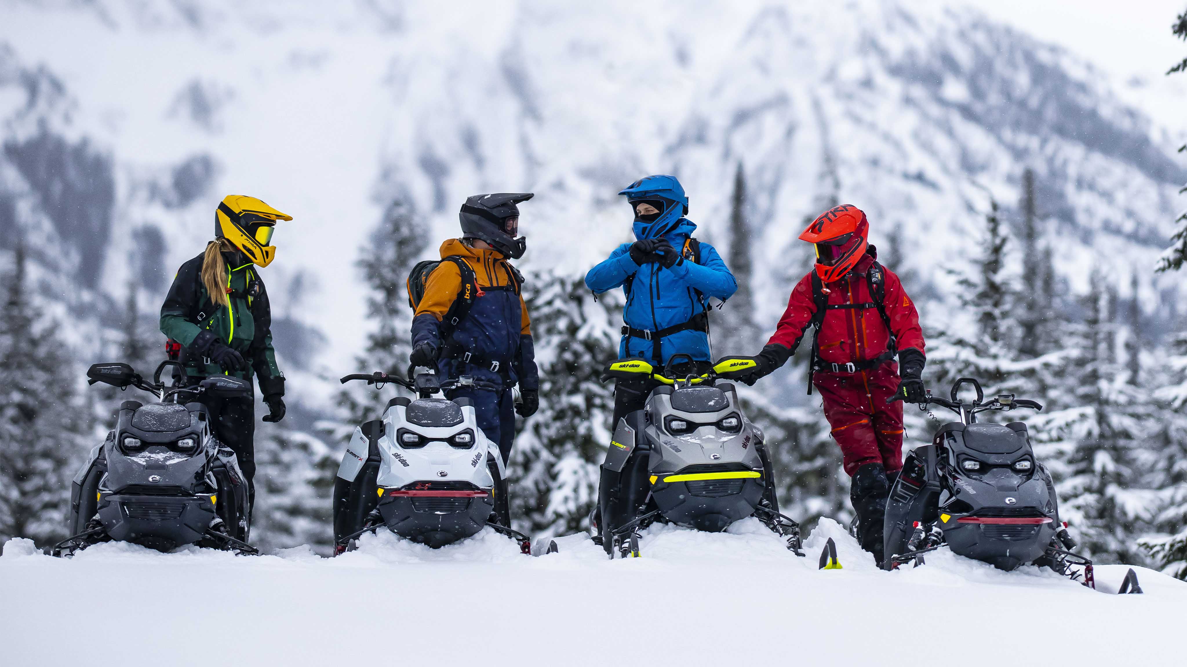 Fyra förare med sina Ski-Doo-snöskotrar