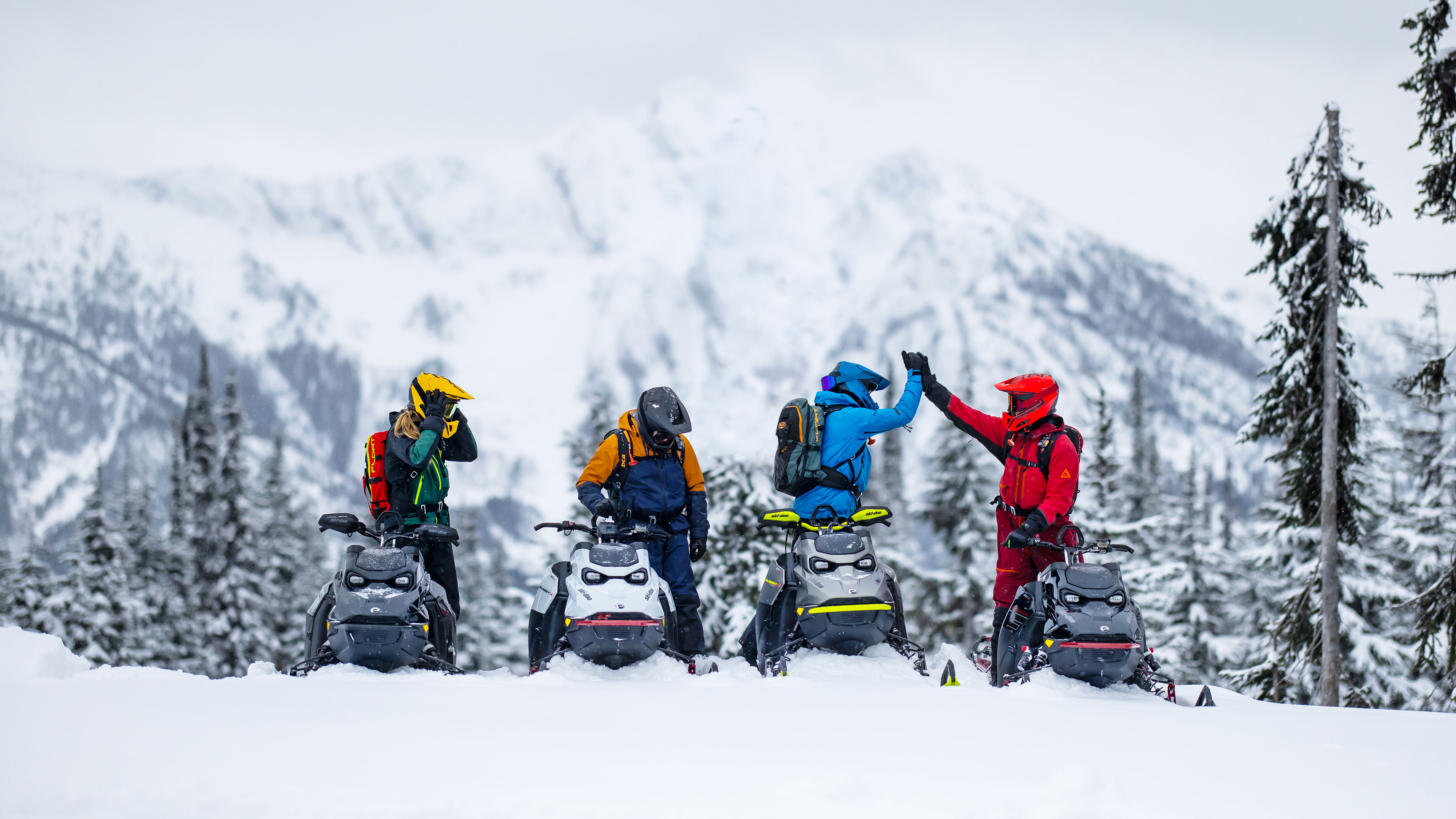 Groupe de motoneigistes Ski-doo au sommet d'une montagne