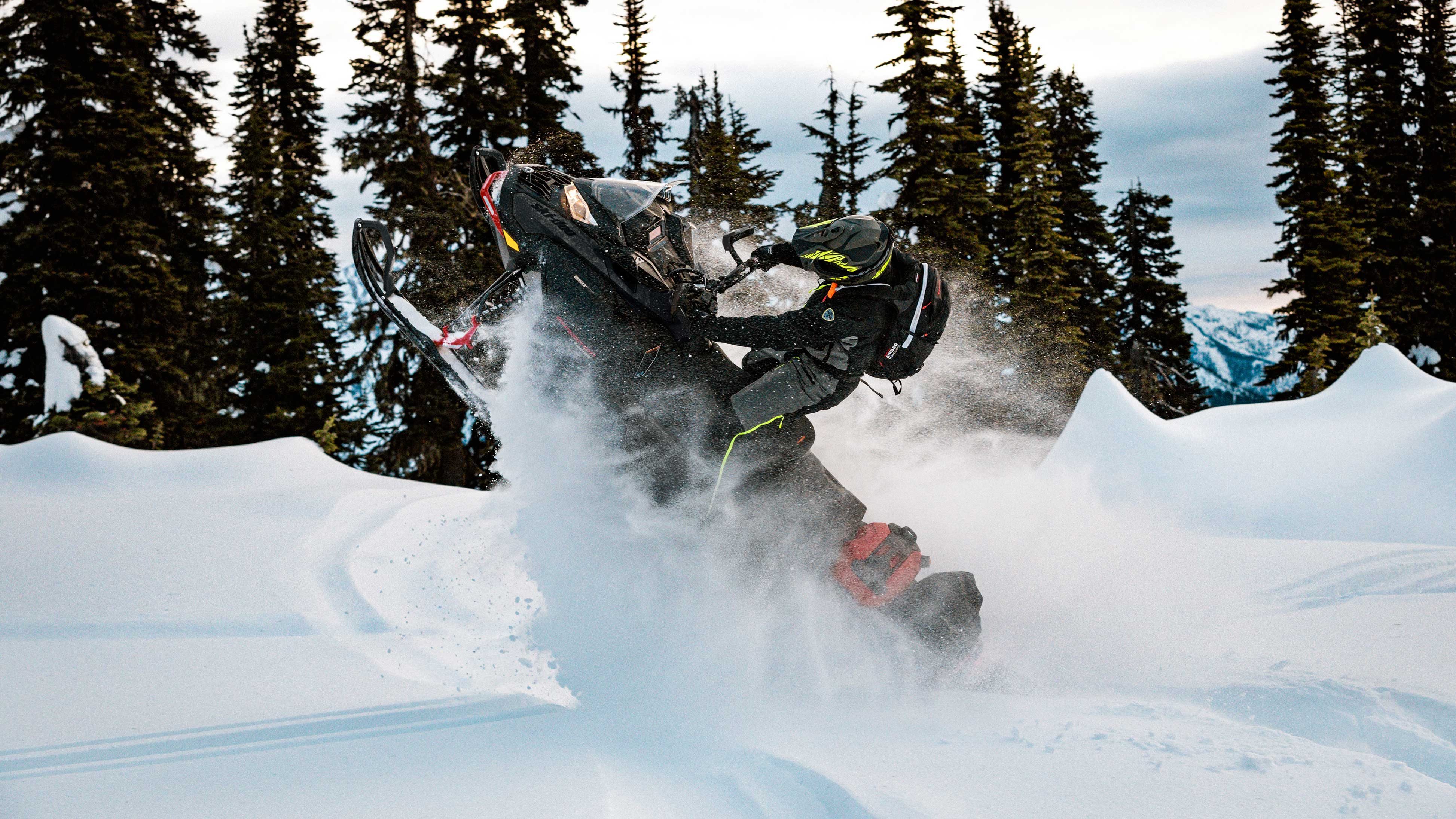 Homme faisant un saut avec la motoneige Ski-Doo Expedition Xtreme