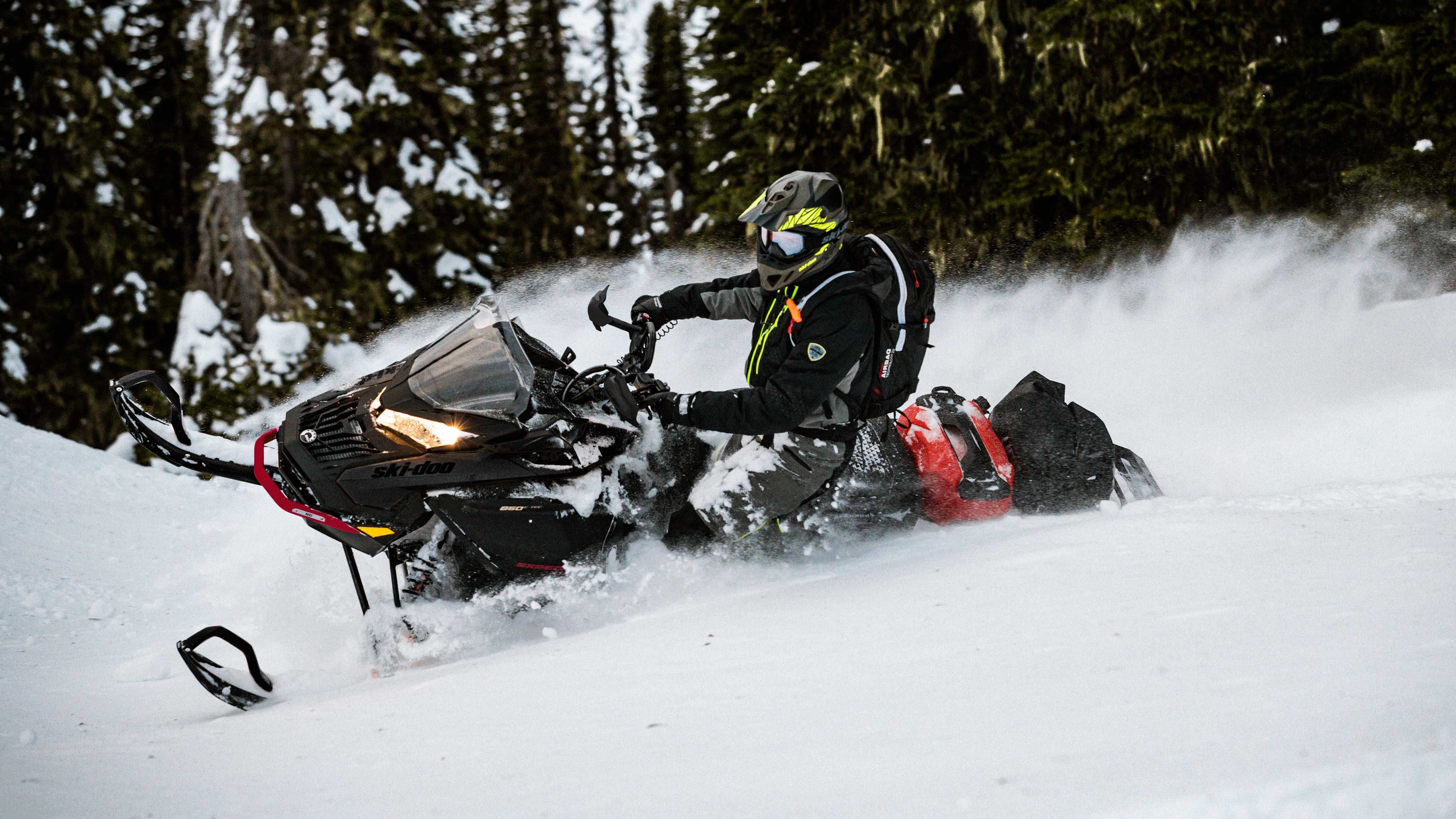 Homme conduisant un Ski-Doo Expedition en neige profonde