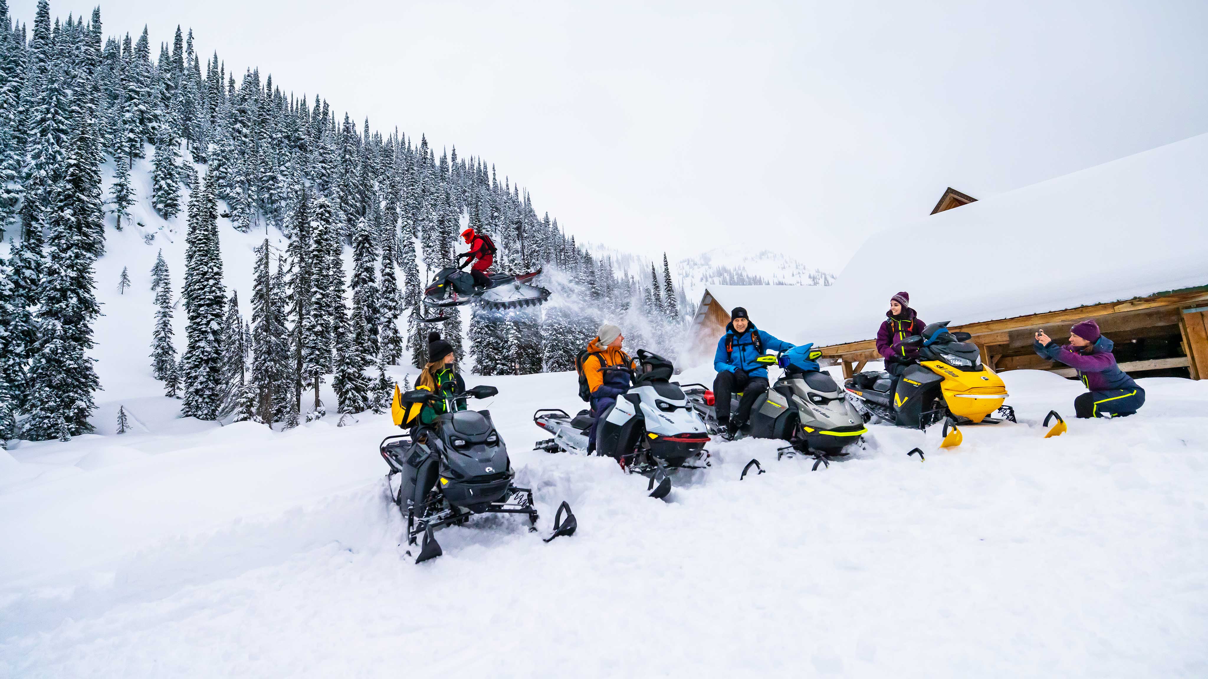 Groupe d'amis profitant d'une journée avec des motoneiges Ski-Doo