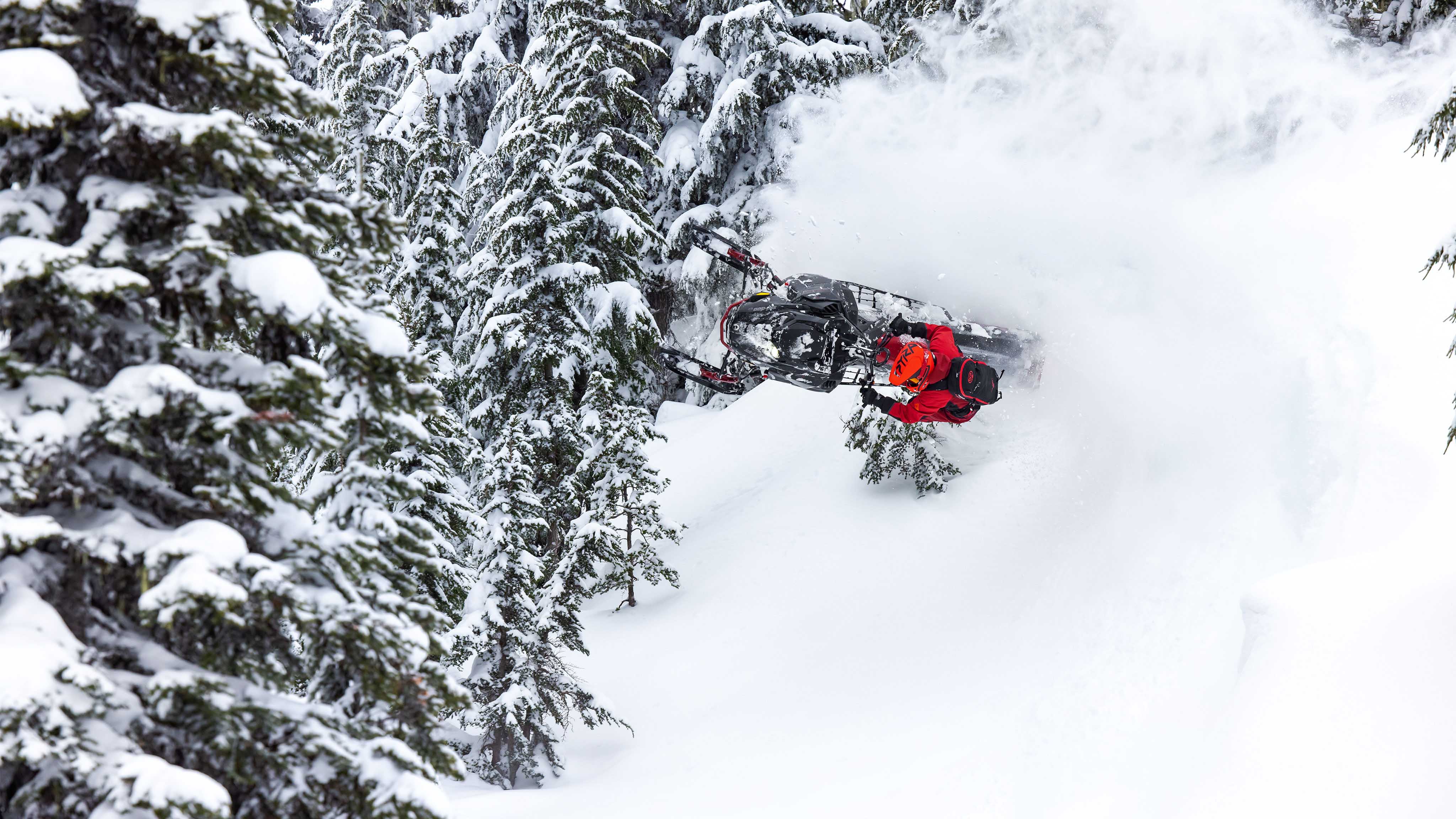 Un homme fait de la motoneige dans la neige profonde avec le Ski-Doo Freeride 2023