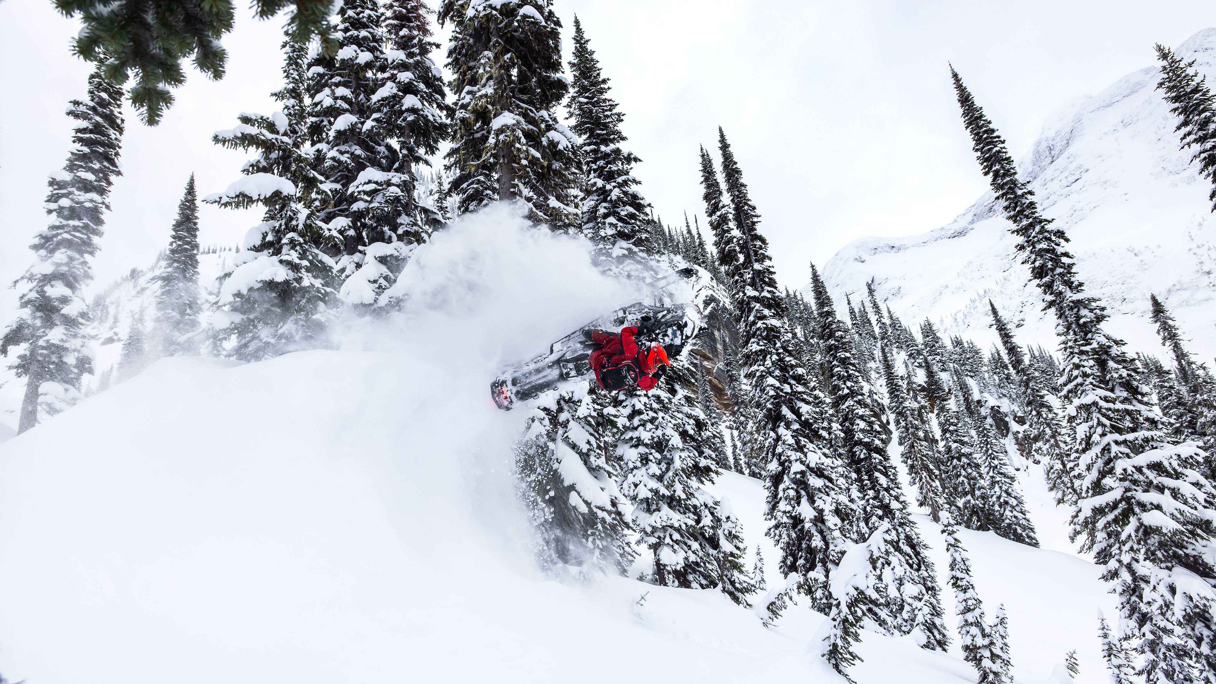 Pilote sautant dans la neige profonde avec le Ski-Doo Freeride 2023