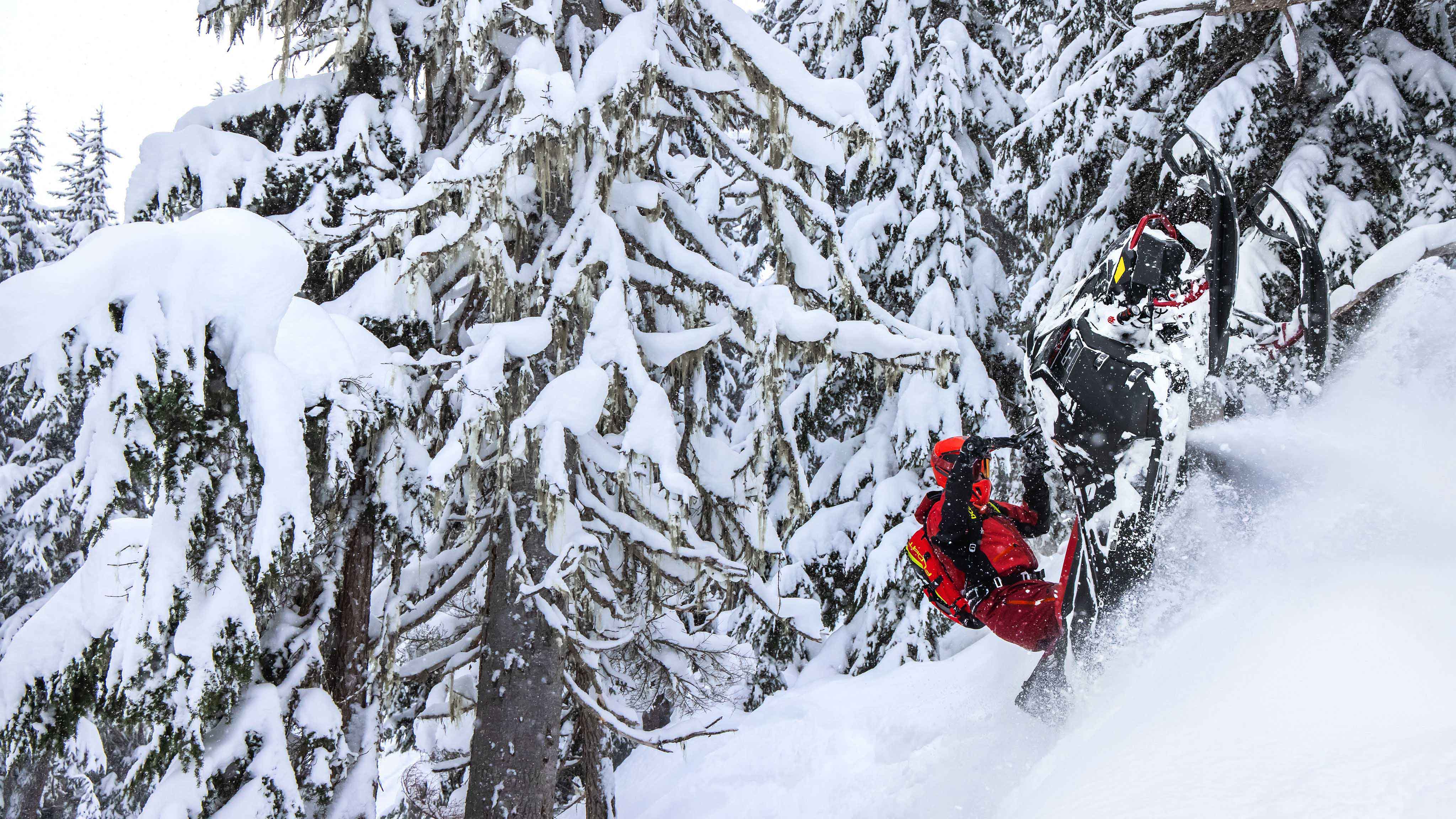 Man enjoying Deep-Snow with the Ski-Doo Freeride 2023