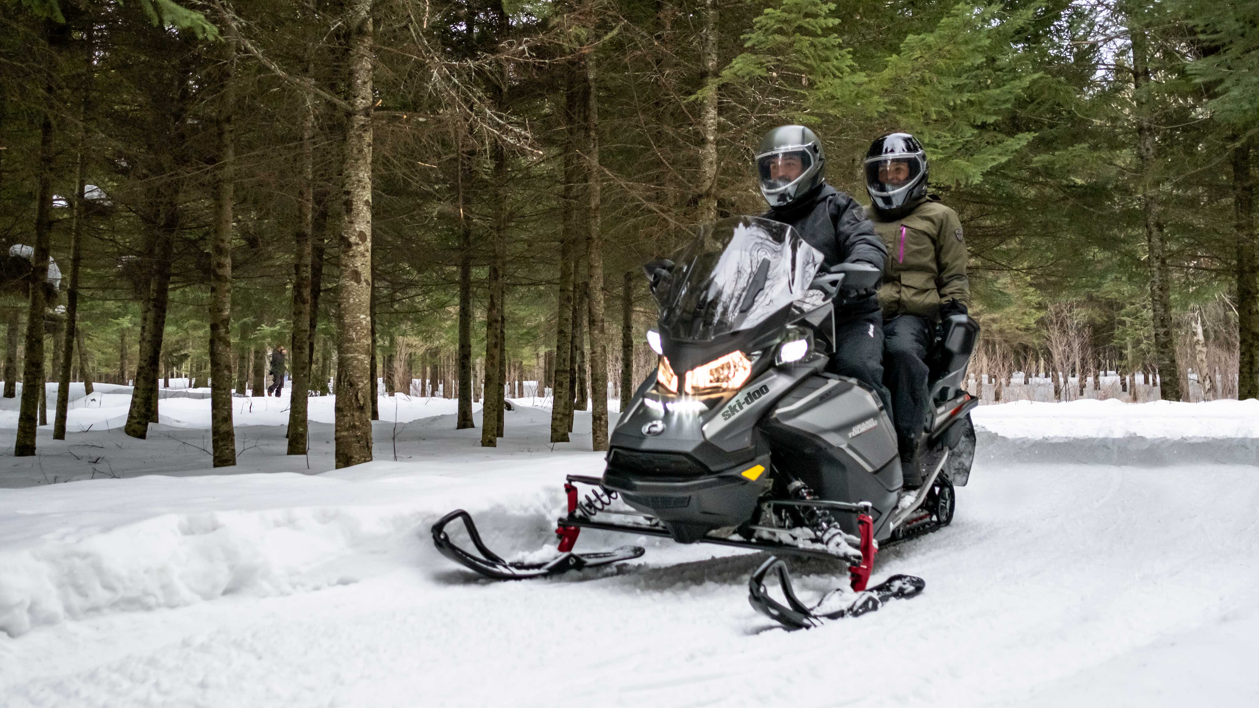 Couple profitant d'une randonnée sur une motoneige Ski-Doo Grand Touring