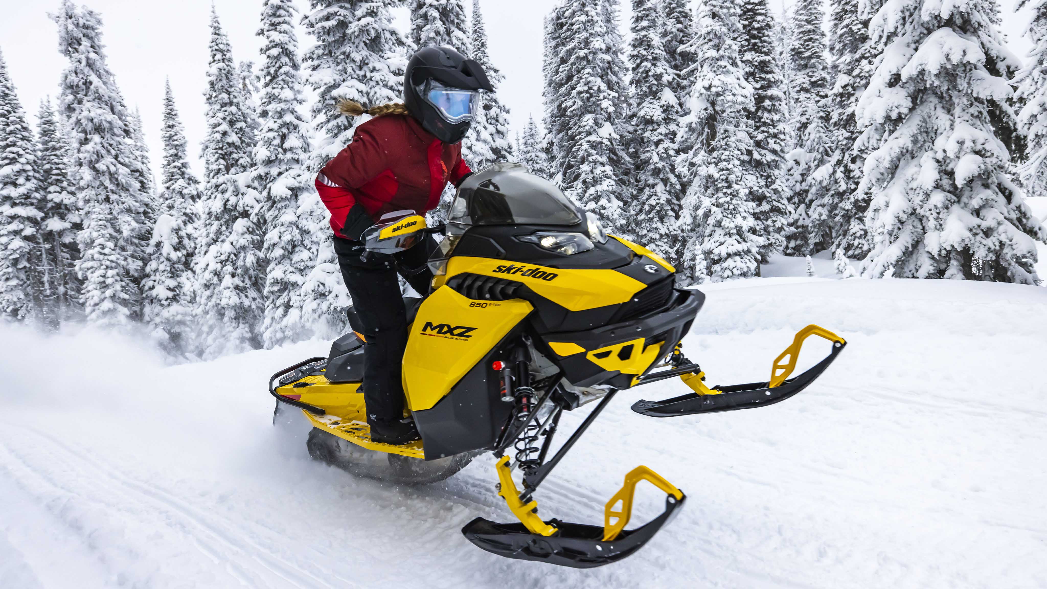Femme sur une piste de motoneige avec le Ski-Doo MXZ Neo 2023