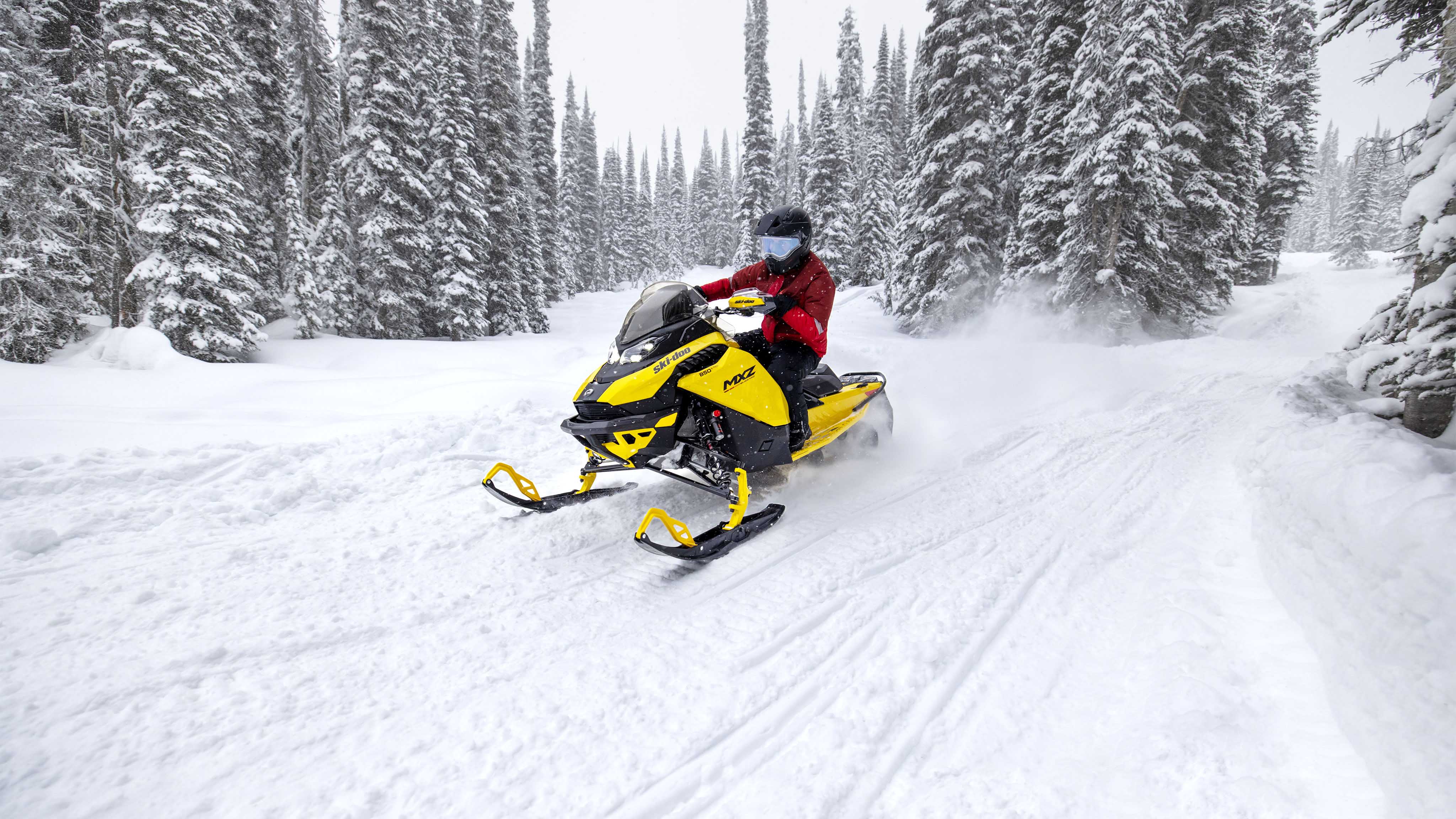 Femme conduisant un Ski-Doo MXZ Blizzard en sentier