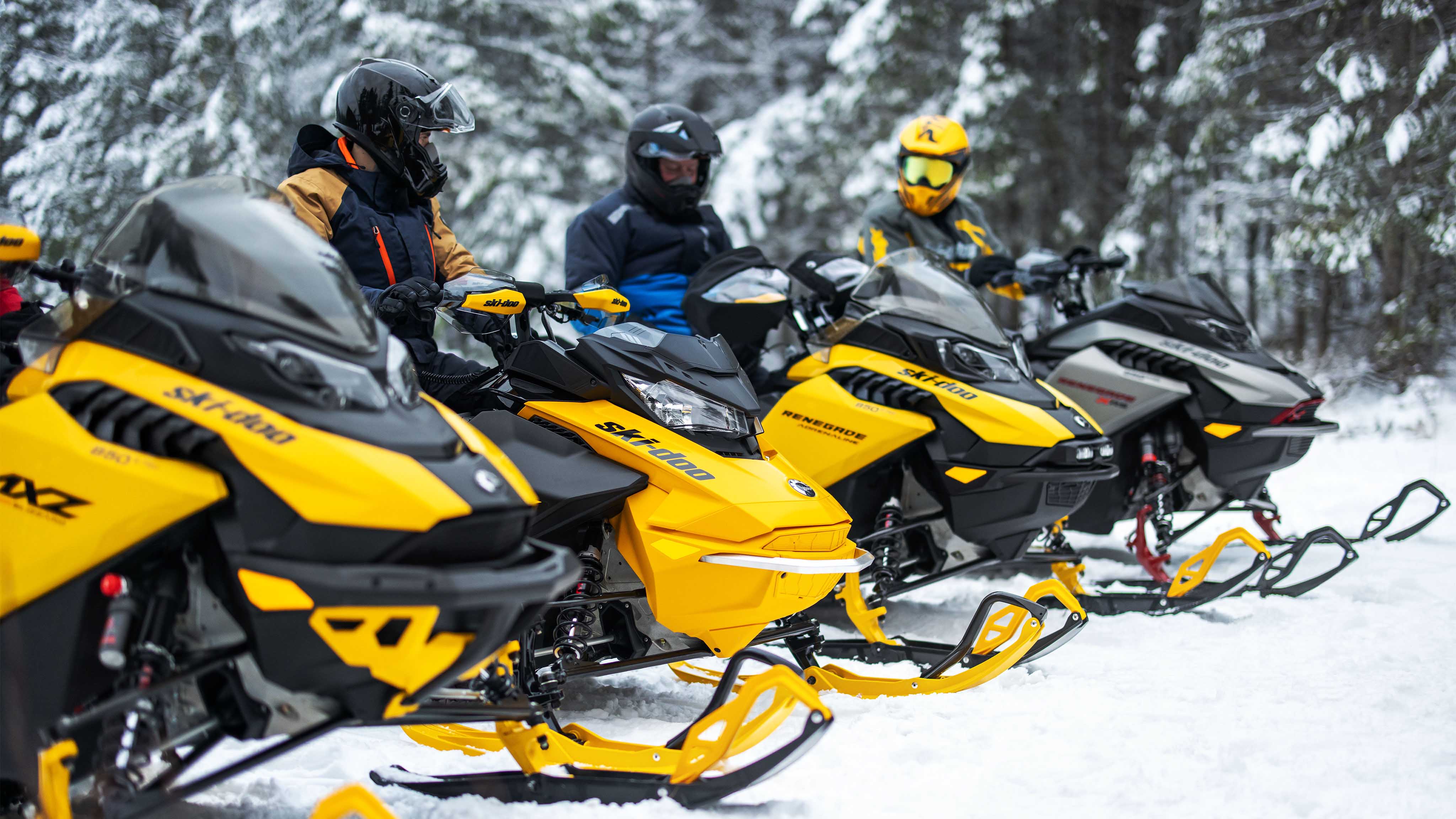 Riders avant une balade en motoneige avec les modèles Ski-Doo 2023