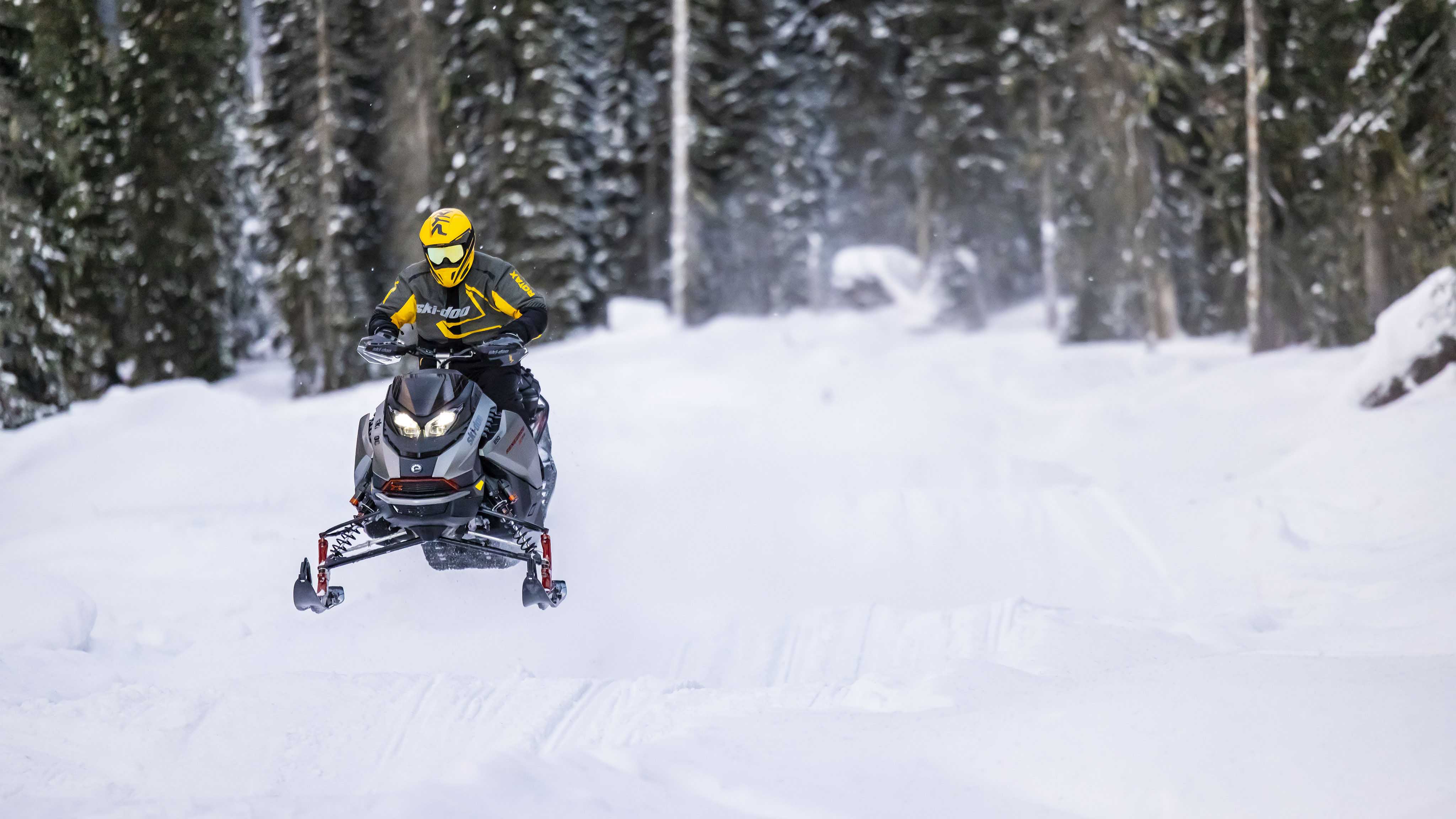 Homme sur une piste de motoneige avec le Ski-Doo Renegade 2023"