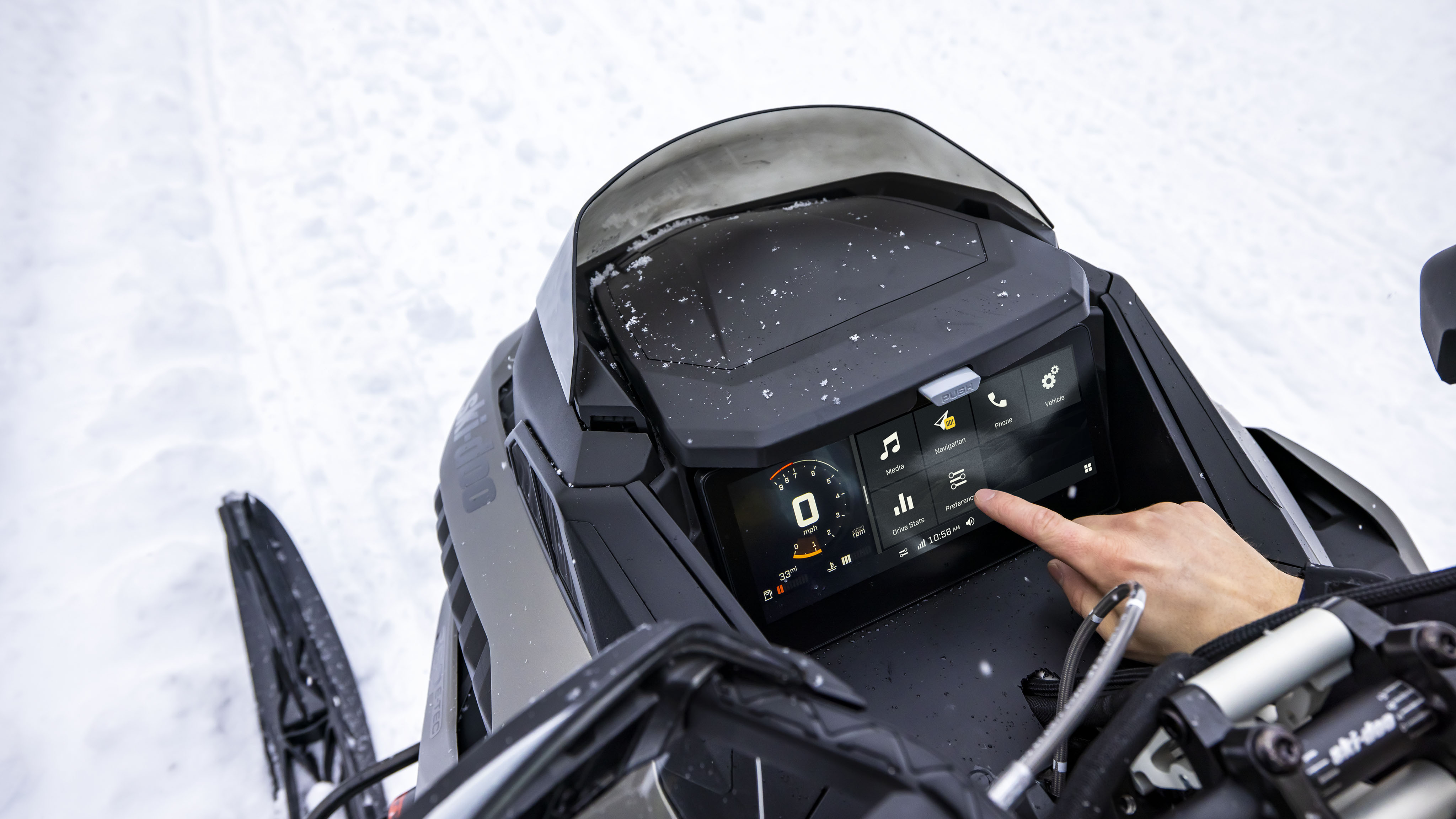 Nouvel Écran tactile couleur de 10,25 po avec BRP Connect sur un Ski-Doo Renegade X-RS