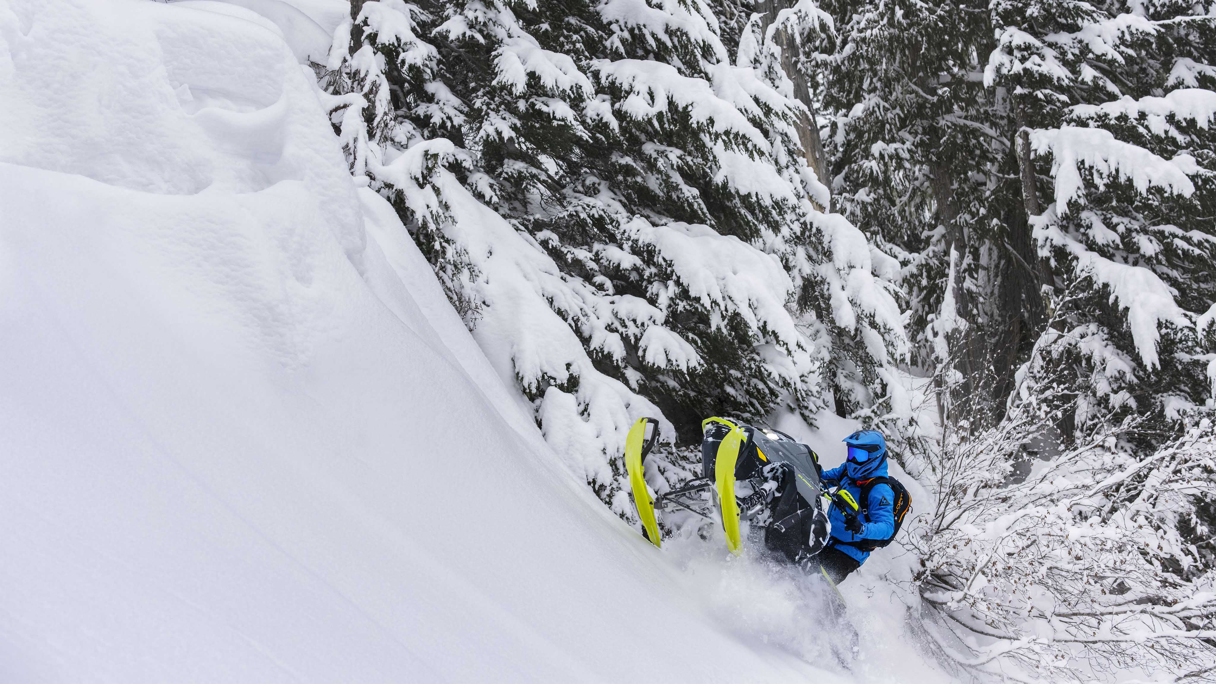 Homme dans la neige profonde avec le nouveau Ski-Doo Summit 2023