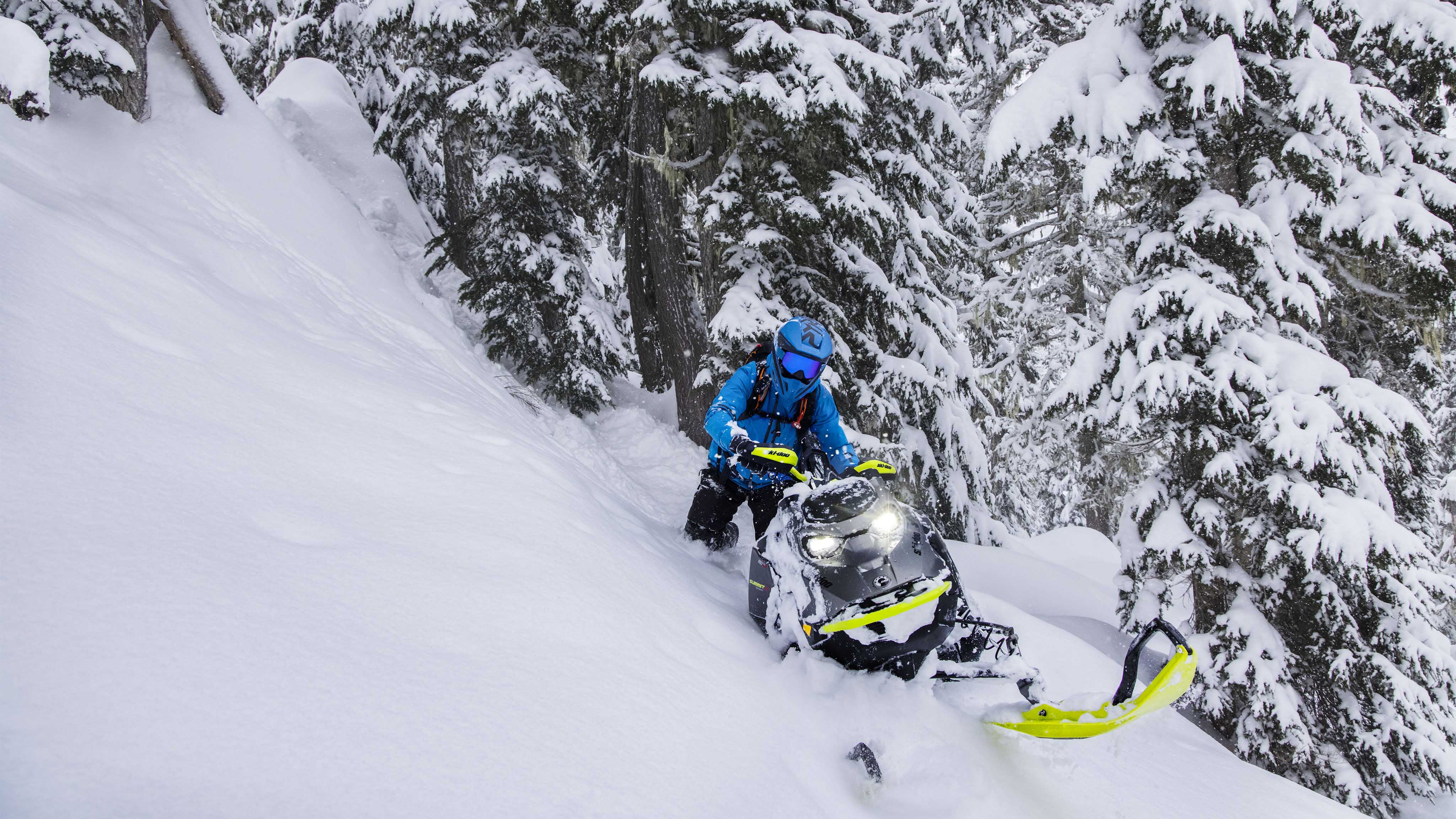 Ski-Doo Summit 2023 dans la neige profonde