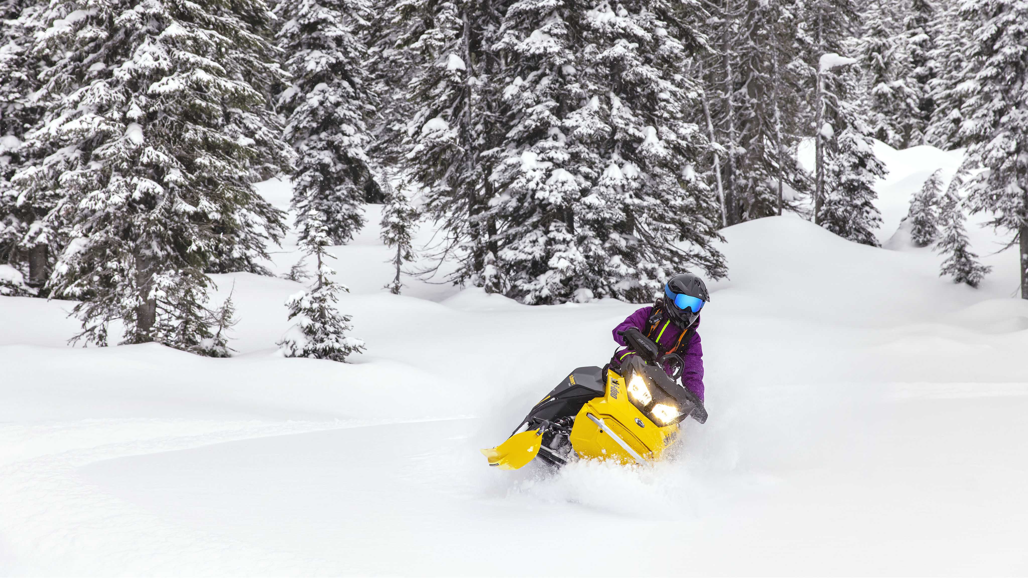 Femme profitant de la neige profonde avec le Ski-Doo Summit Neo