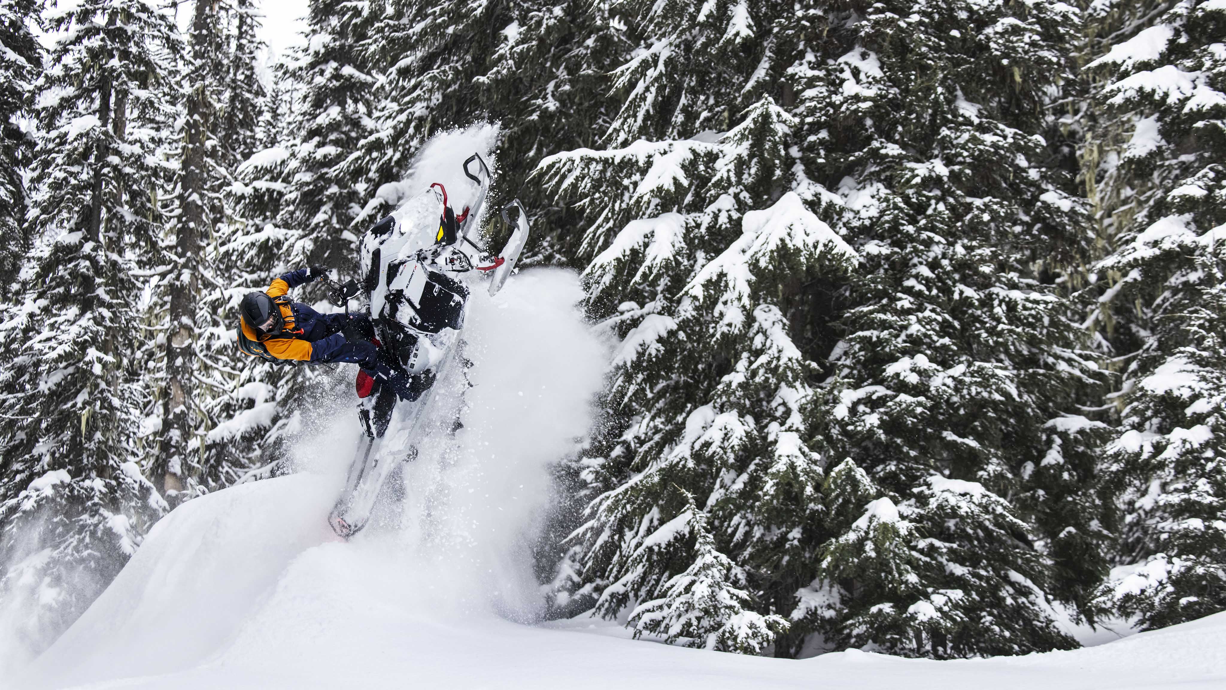 Homme faisant un saut avec un Ski-Doo Summit X