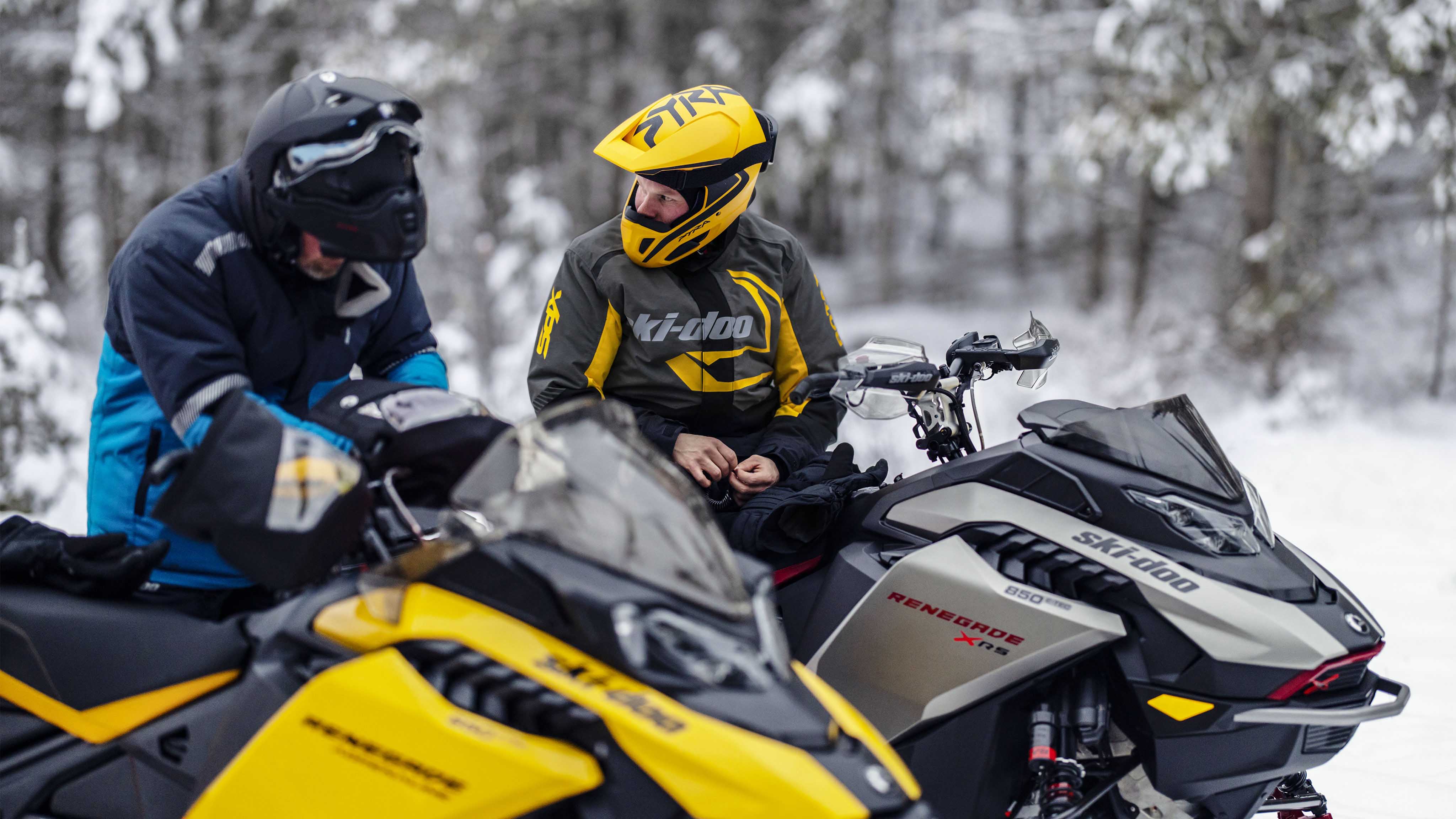 Deux amis sur leurs motoneiges Ski-Doo se préparant pour leur sortie