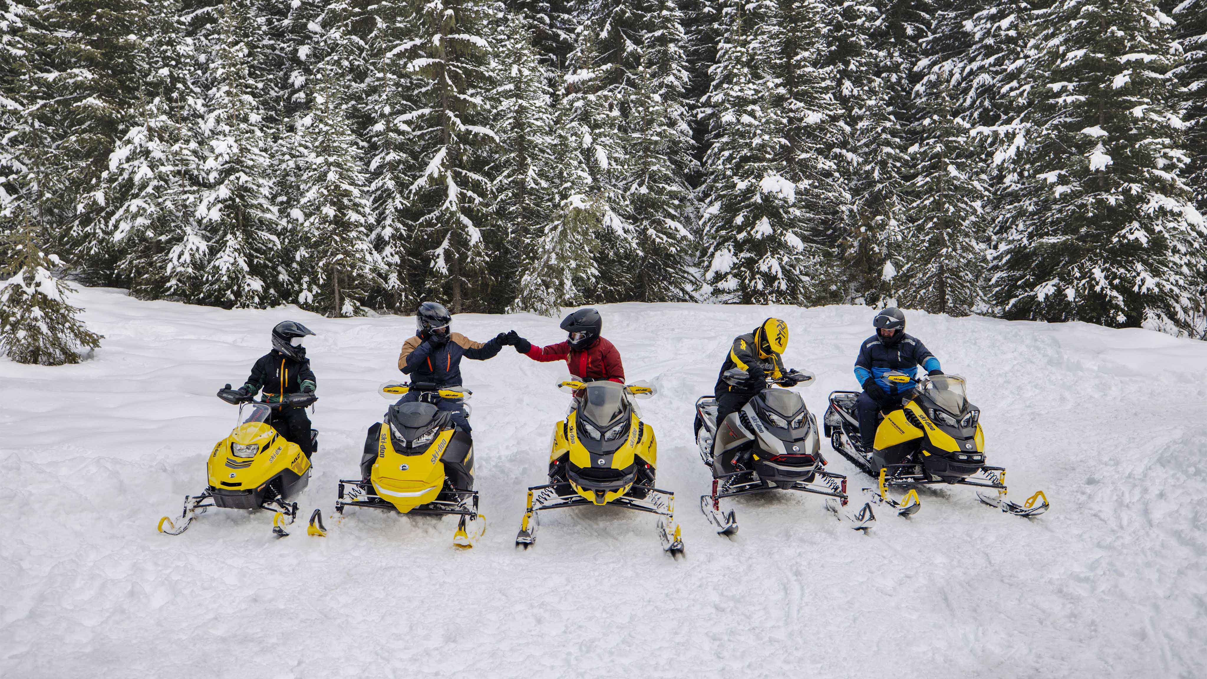 Famille avec leurs motoneiges Ski-Doo