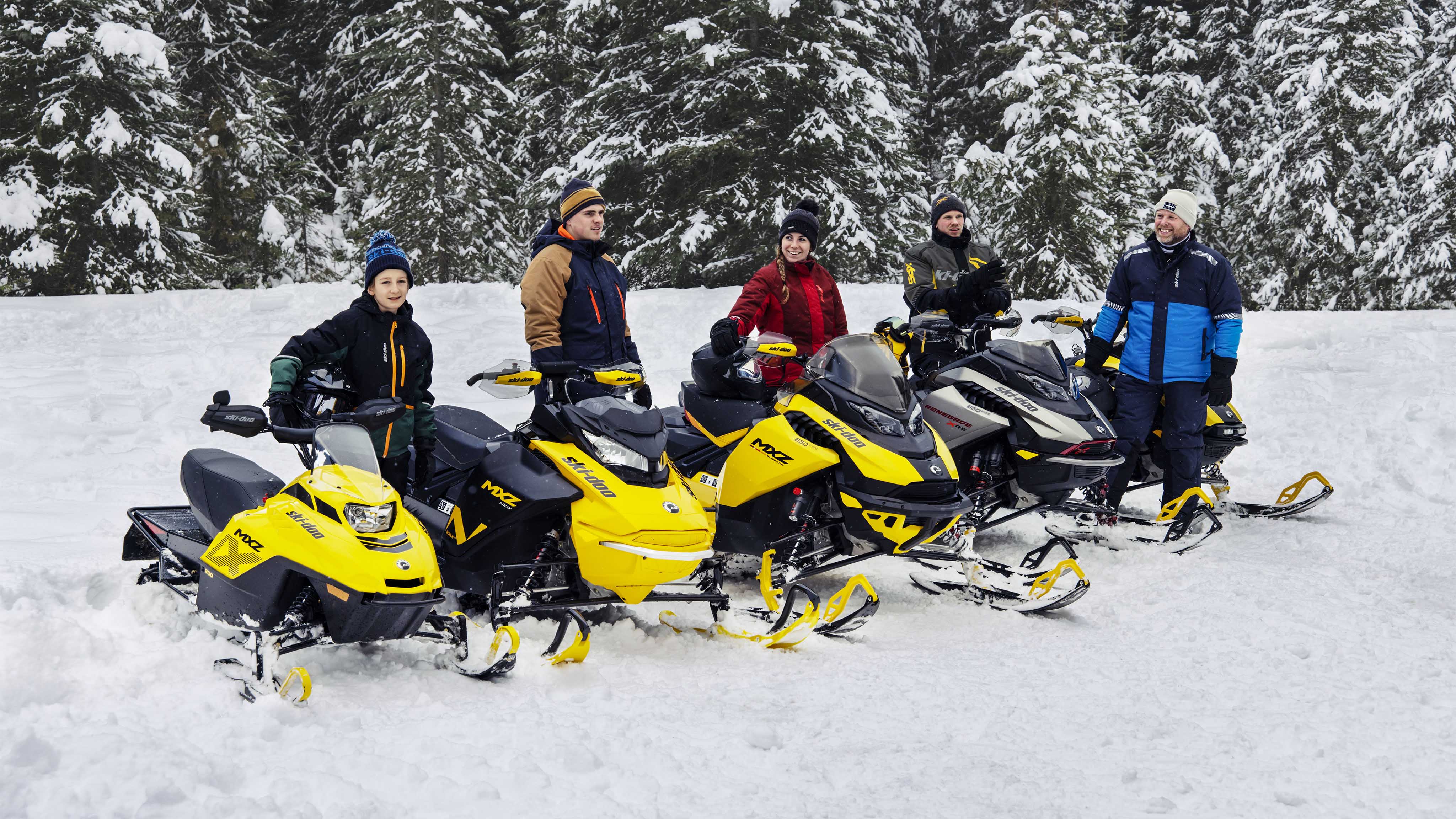 Groupe de motoneigistes à côté de leurs motoneiges Ski-Doo